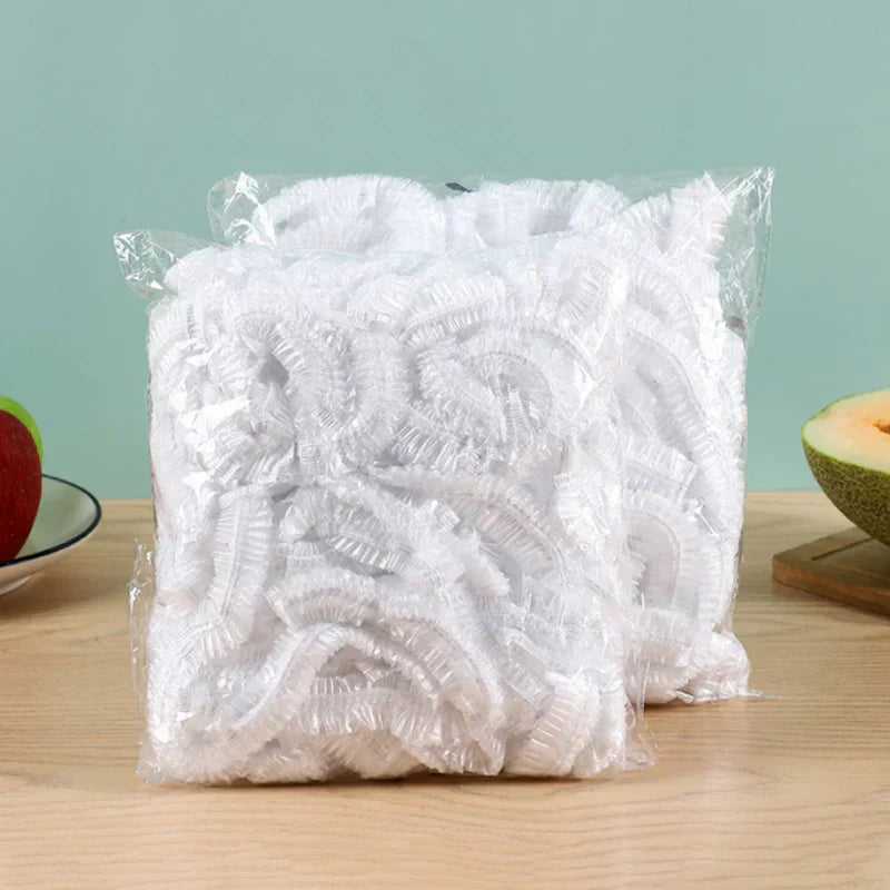 Verpackung der PlasticWrap Frischhaltehauben auf einem Küchentisch