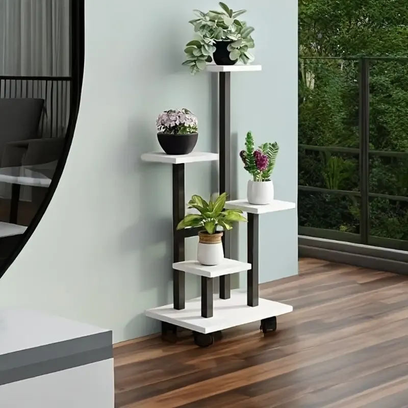 PlantStand Pflanzenständer auf dem Balkon, platzsparend aufgestellt