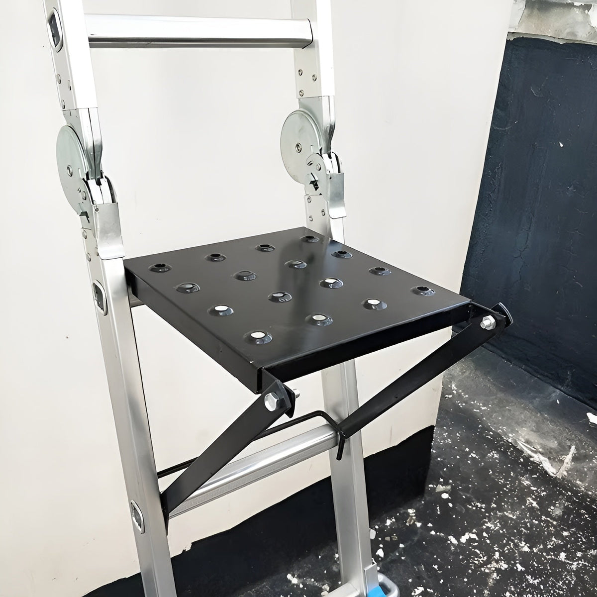 LadderHelper Leiterplattform im Einsatz beim Streichen
