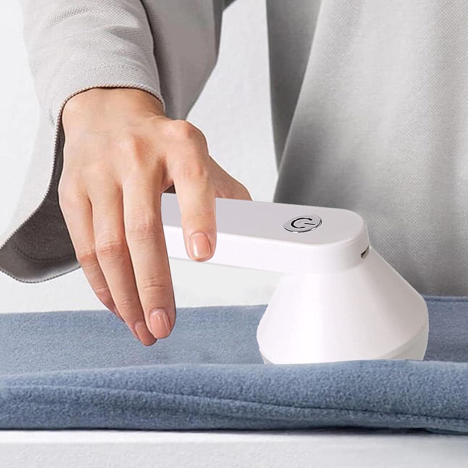 LintFix Anwendung an grauem Pullover