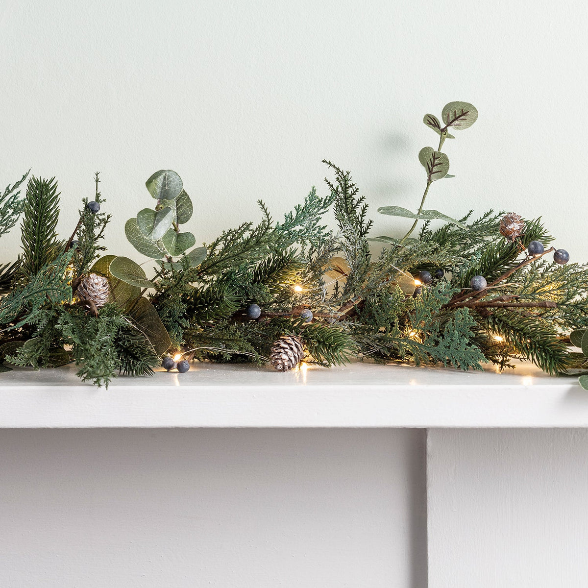 Weihnachtsgirlande mit Beeren und Tannenzapfen – LED Beleuchtung 2m