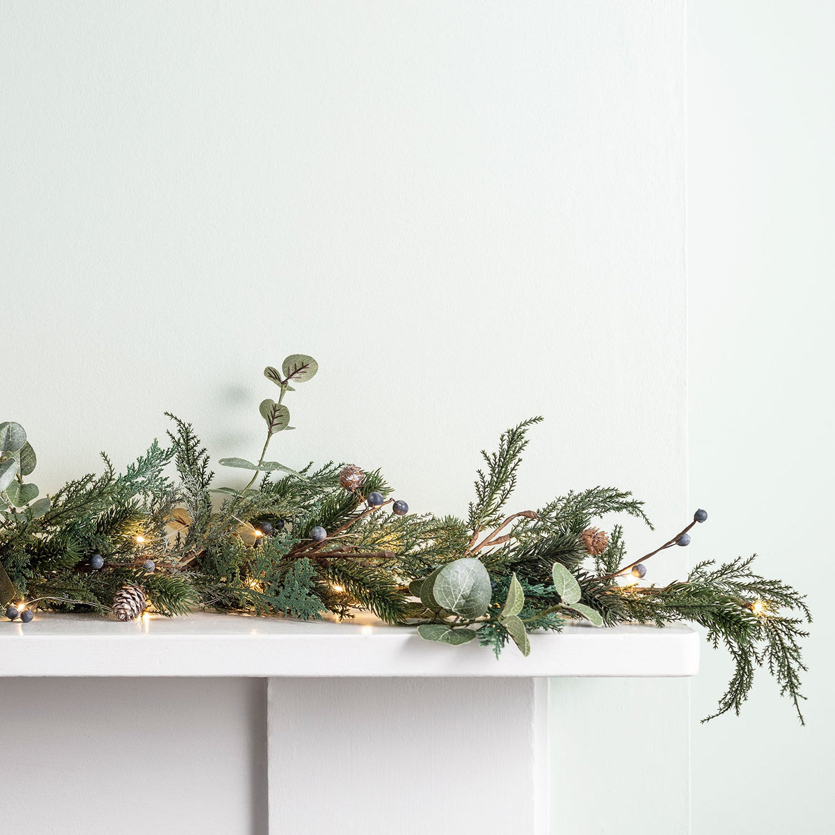 Weihnachtsgirlande mit Beeren und Tannenzapfen – LED Beleuchtung 2m