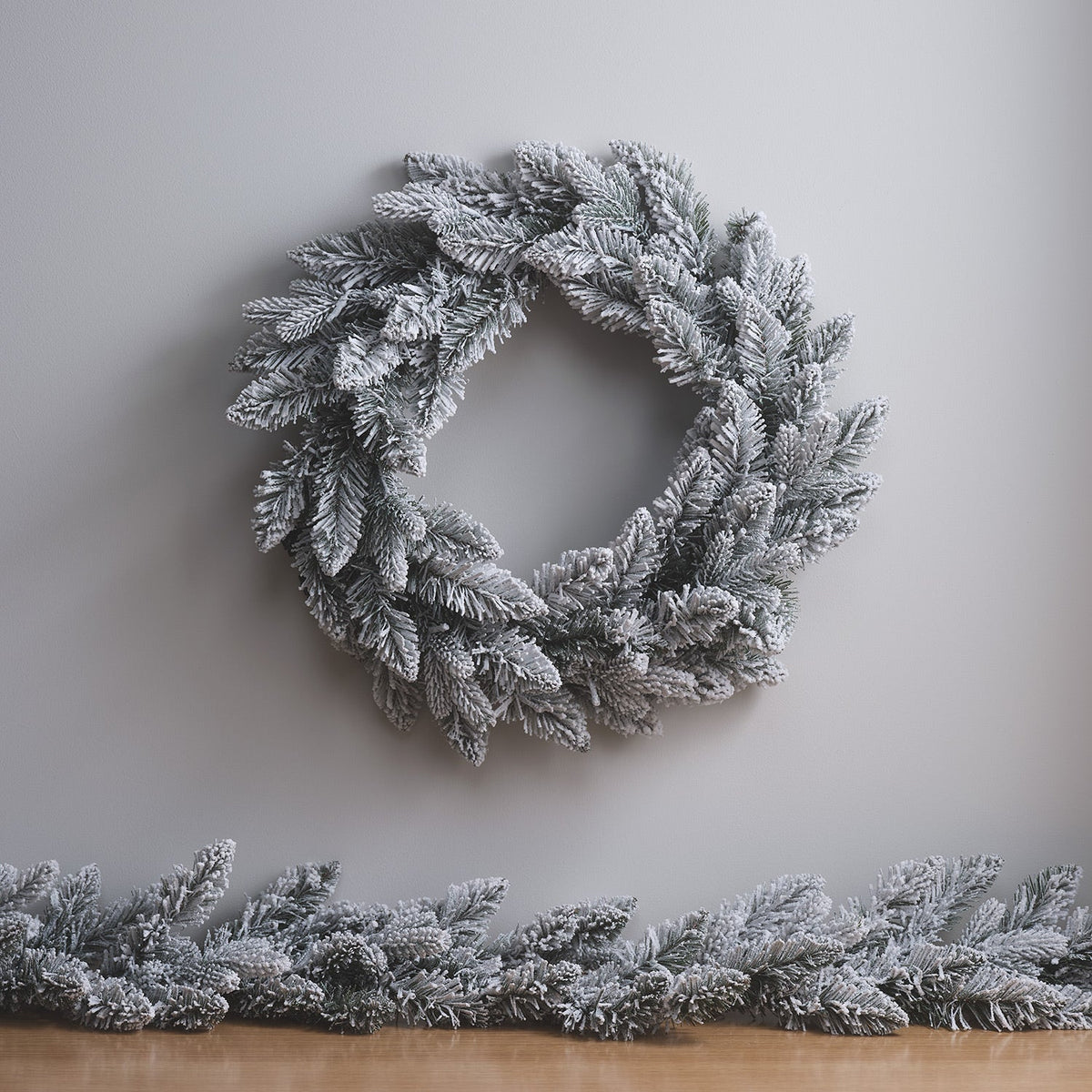 Weihnachtskranz und -Girlande Set – verschneit Innen