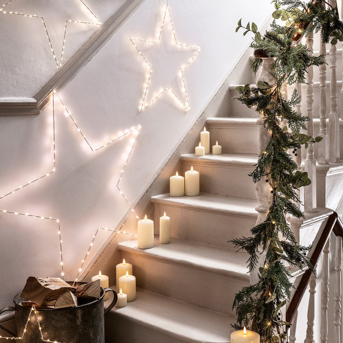 Weihnachtsgirlande mit Beeren und Tannenzapfen – LED Beleuchtung 2m
