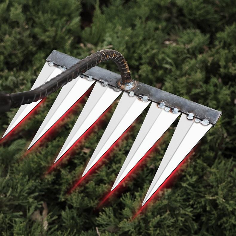 GardenRake im praktischen Einsatz mit Stielhalterung