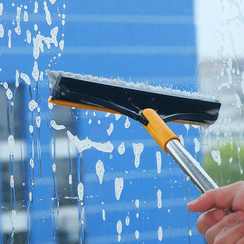 MultiBroom im Einsatz beim Reinigen einer Glasfläche mit Seifenschaum
