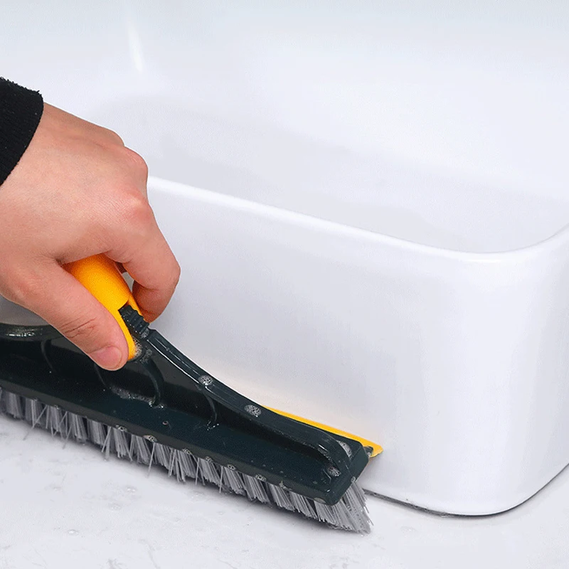 MultiBroom reinigt die Kante einer Badewanne mit steifen Borsten