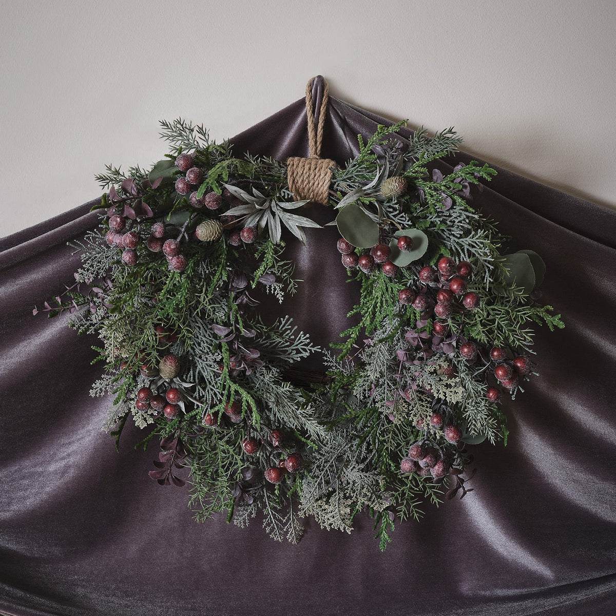 Herzkranz beleuchtet mit lila Beeren – 40 cm