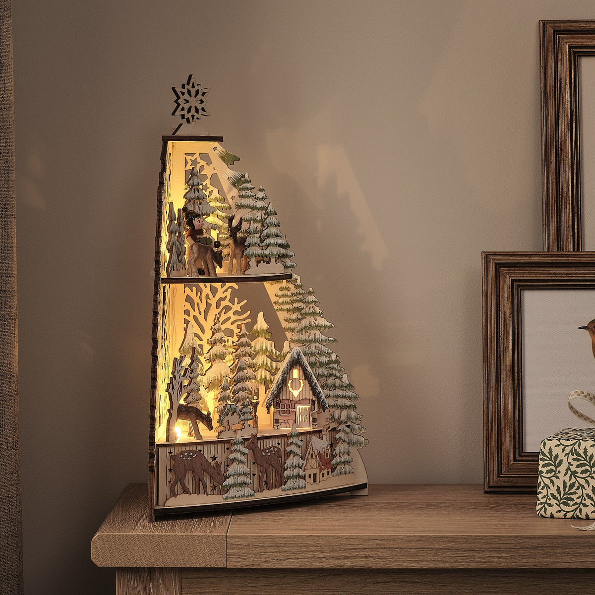 LED-Winterlandschaft aus Holz mit Blockhütte – 35 cm