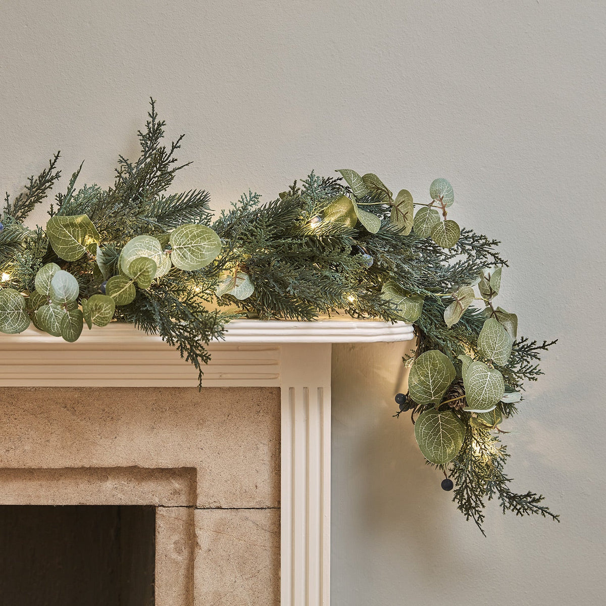 Weihnachtsgirlande mit Beeren und Tannenzapfen – LED Naturzweig-Rahmen 2m