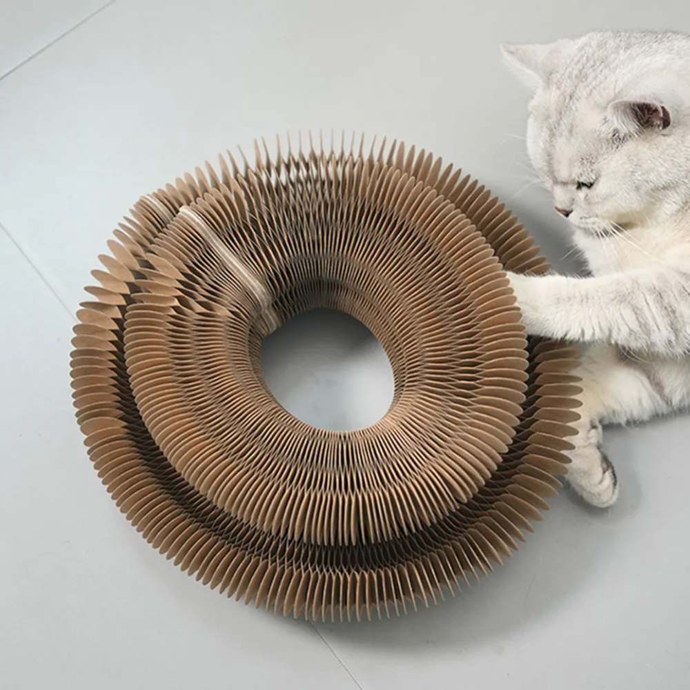 Detailansicht der Wabenstruktur der Catfri FoldScratcher von oben mit Katzenpfote