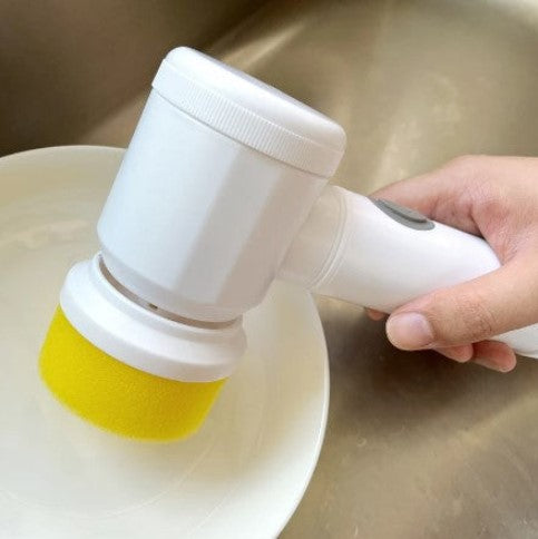 MagicBrush mit Schwammkopf reinigt einen Teller