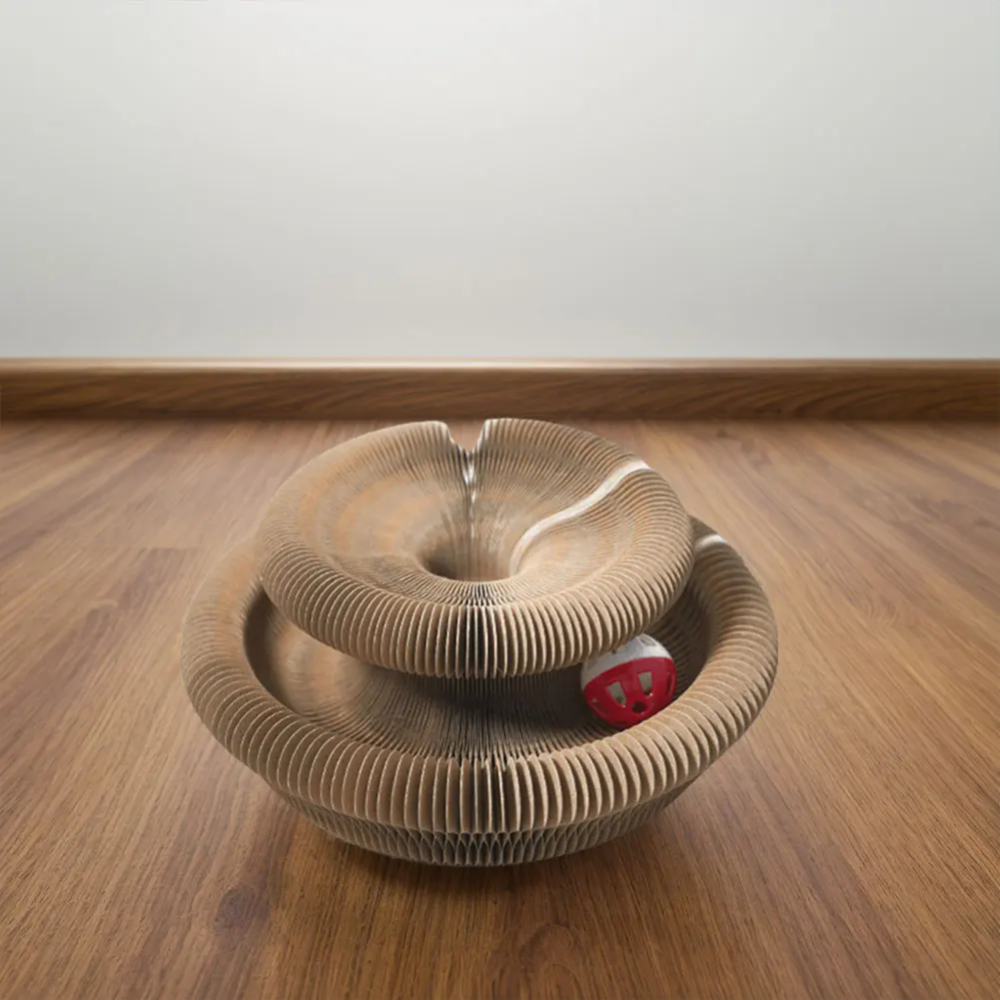 Catfri FoldScratcher mit rotem Glöckchenball auf Holzboden