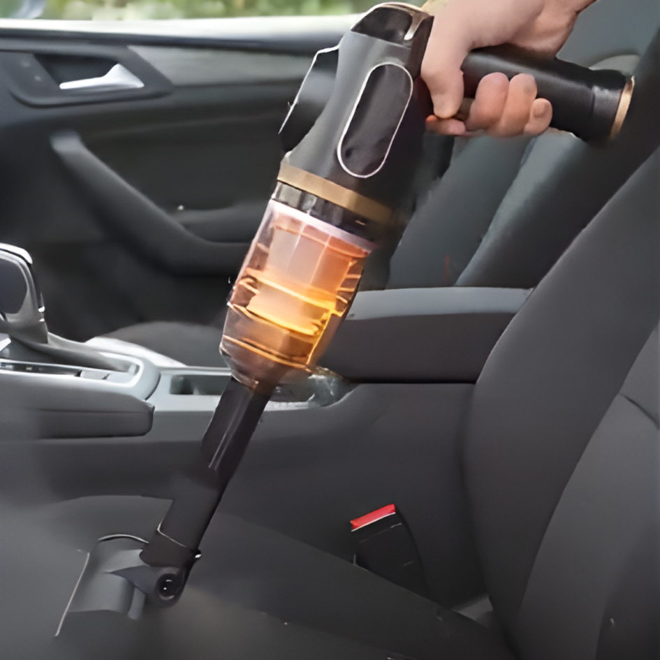 MiniVacuum Handstaubsauger in Schwarz wird im Auto-Mittelkonsolenbereich benutzt
