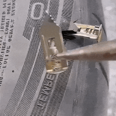 TireFix Reparaturgel wird mit Spachtel auf Reifenschaden aufgetragen