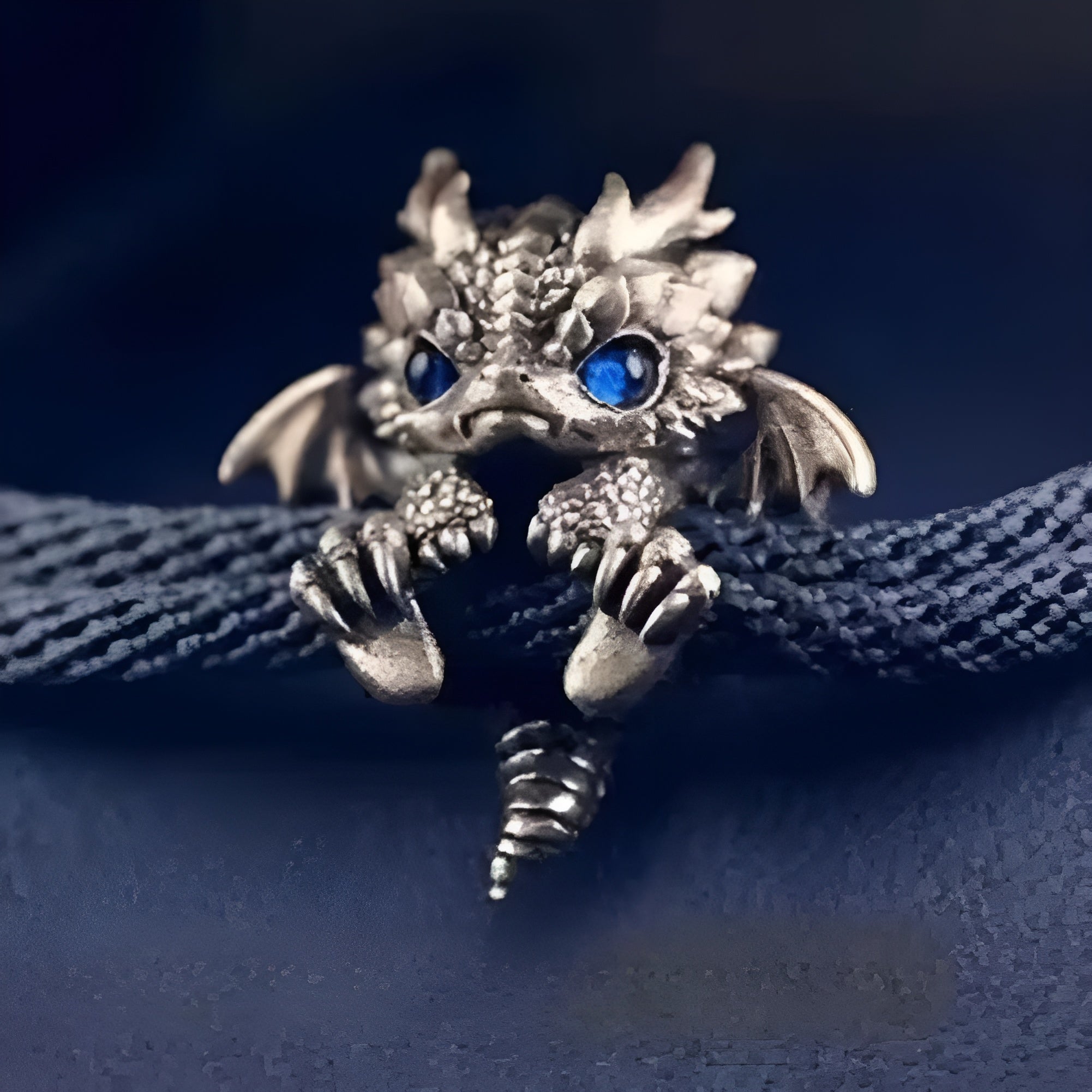 DragonBracelets am Handgelenk