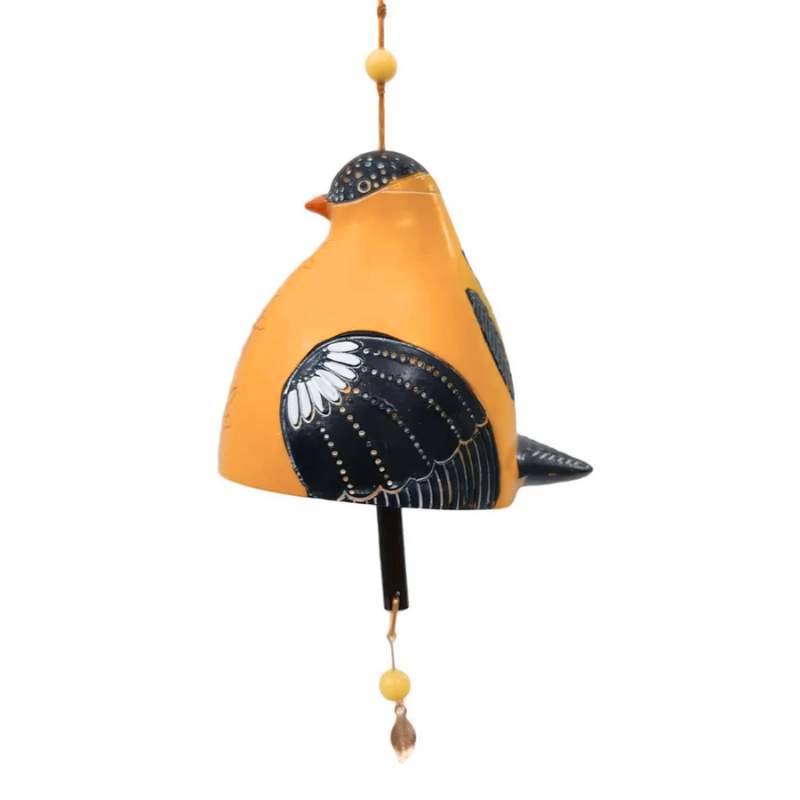 Gelb-oranges BirdChime Windspiel im Kolibri-Design mit dunkelblauem Flügelmuster und weißem Blumenmotiv, Produktfoto auf weißem Hintergrund
