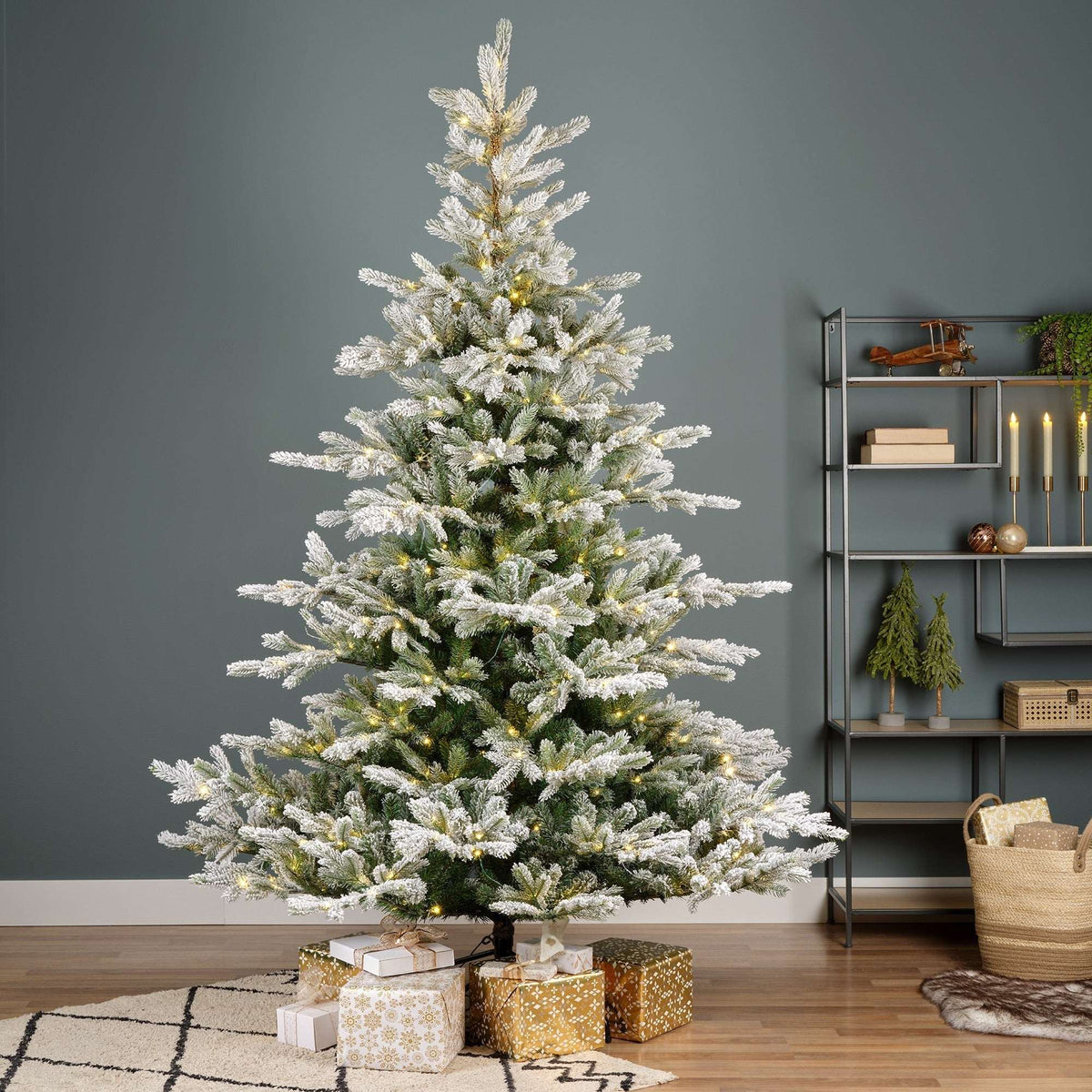 Premium Tanne "Grandis Fir" verschneit mit warmweißer Beleuchtung – 240 cm