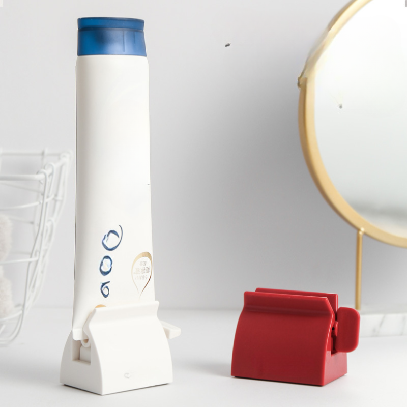 ToothpasteRoller mit generischer Tube am Spiegel