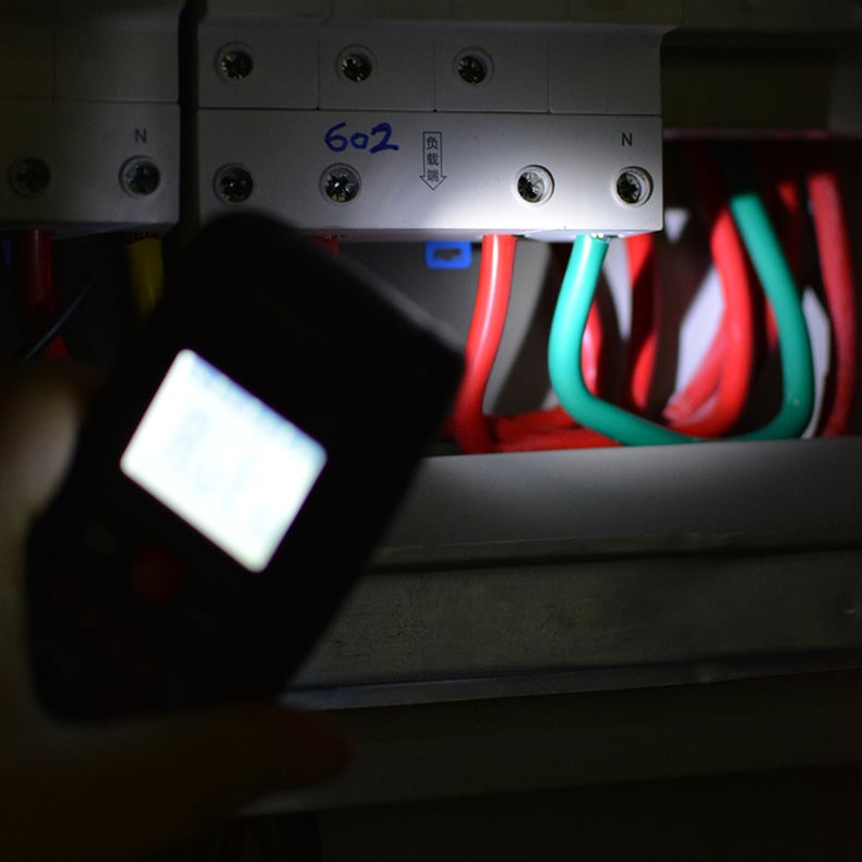VoltageMultimeter – Digitalmultimeter für Spannung und Frequenz