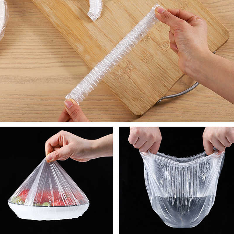 Nahaufnahme des elastischen Randes der PlasticWrap Frischhaltehaube beim Überziehen einer Schüssel