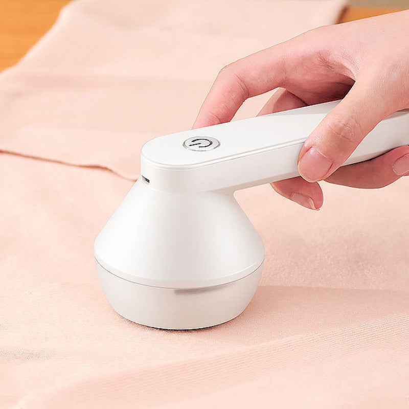 LintFix in der Hand auf rosa Stoff angewendet