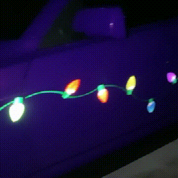 BulbMagnet reflektierende Weihnachtsmagnete leuchten nachts im Scheinwerferlicht am Auto