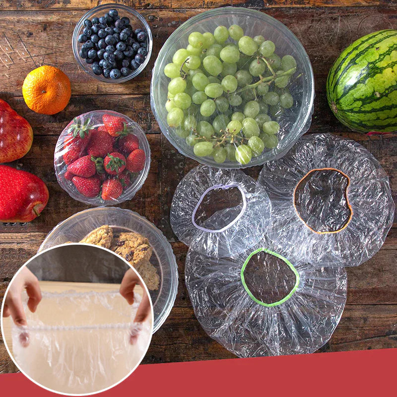 PlasticWrap Frischhaltehauben über Schüsseln mit Beeren, Trauben und Wassermelone, im Kreis der elastische Rand gedehnt