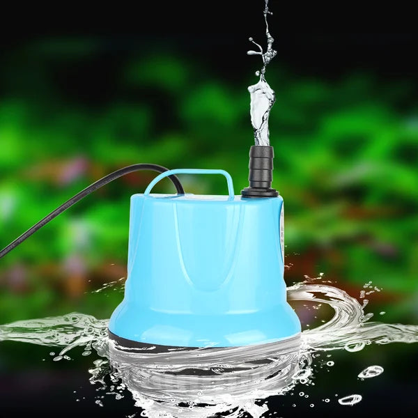 AquaPump Tauchpumpe für Aquarium mit Wasserstrahl im Einsatz