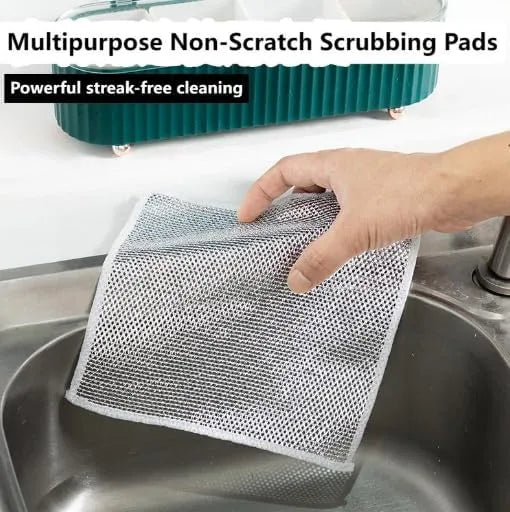 ScrubPad Spüllappen aus Metallgeflecht wird an der Küchenspüle zum Abwaschen verwendet