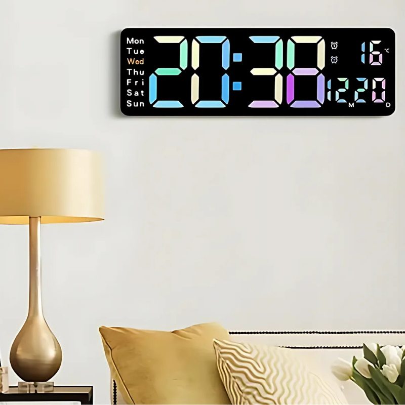 DigitalClock LED-Wanduhr im Wohnzimmer ueber Sofa