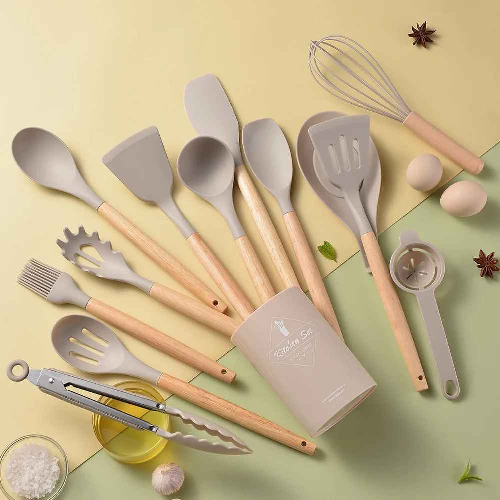 KitchenCollection Küchenutensilien im Einsatz beim Kochen mit Gemüse