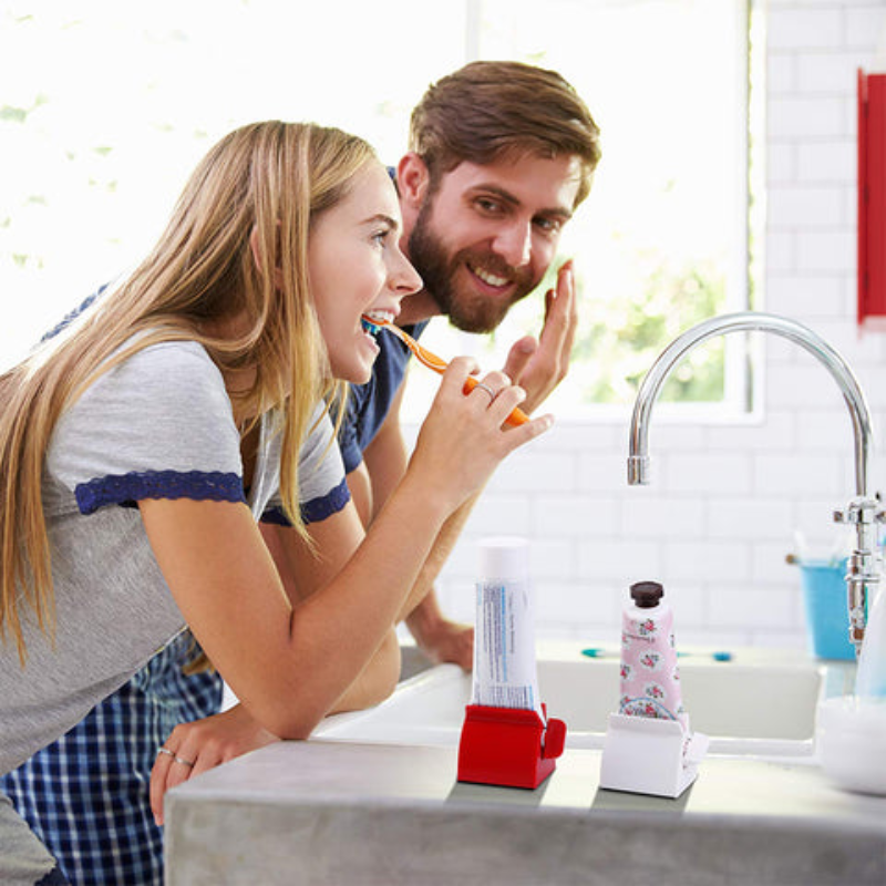 ToothpasteRoller mit generischer Zahnpastatube weiss