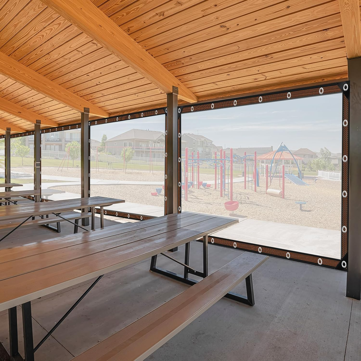 OutdoorCover Schutzplane an einem Pavillon mit Sitzbereich im Freien montiert