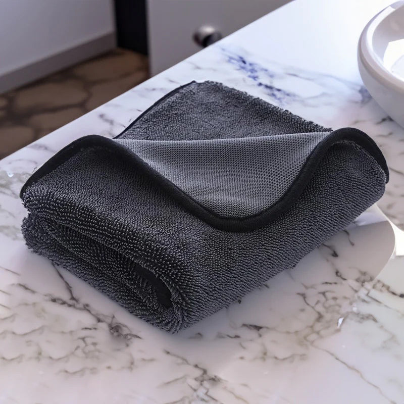 CleaningTowel Mikrofasertuch zusammengelegt auf einer Waschtischplatte