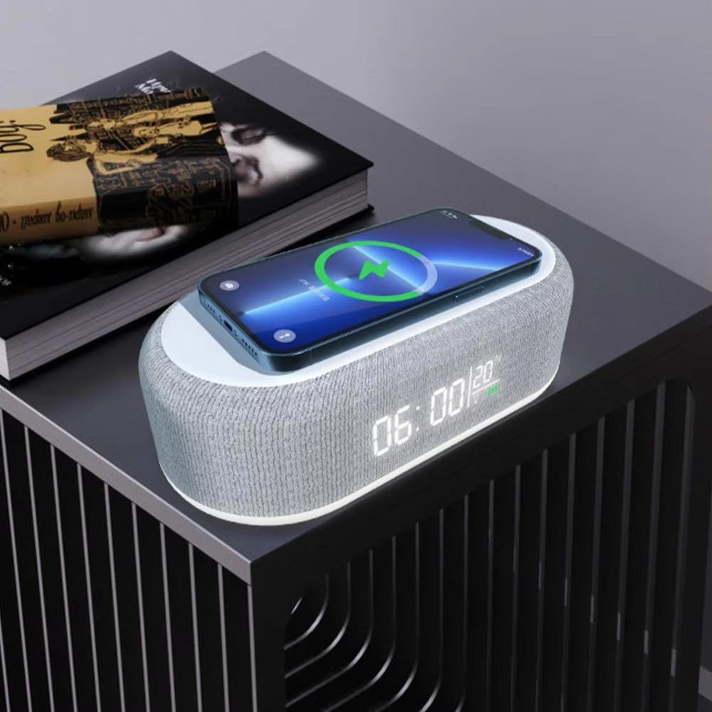 ChargeClock kabelloser Ladewecker auf dem Nachttisch