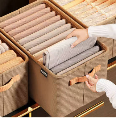 Kleiderorganizer mit gefalteten Hosen — Seitenansicht