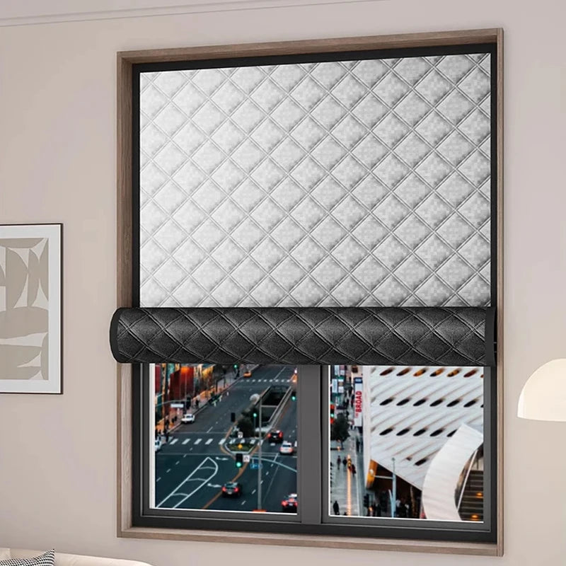 Clever Thermovorhang am Fenster montiert, blockiert Sonnenlicht