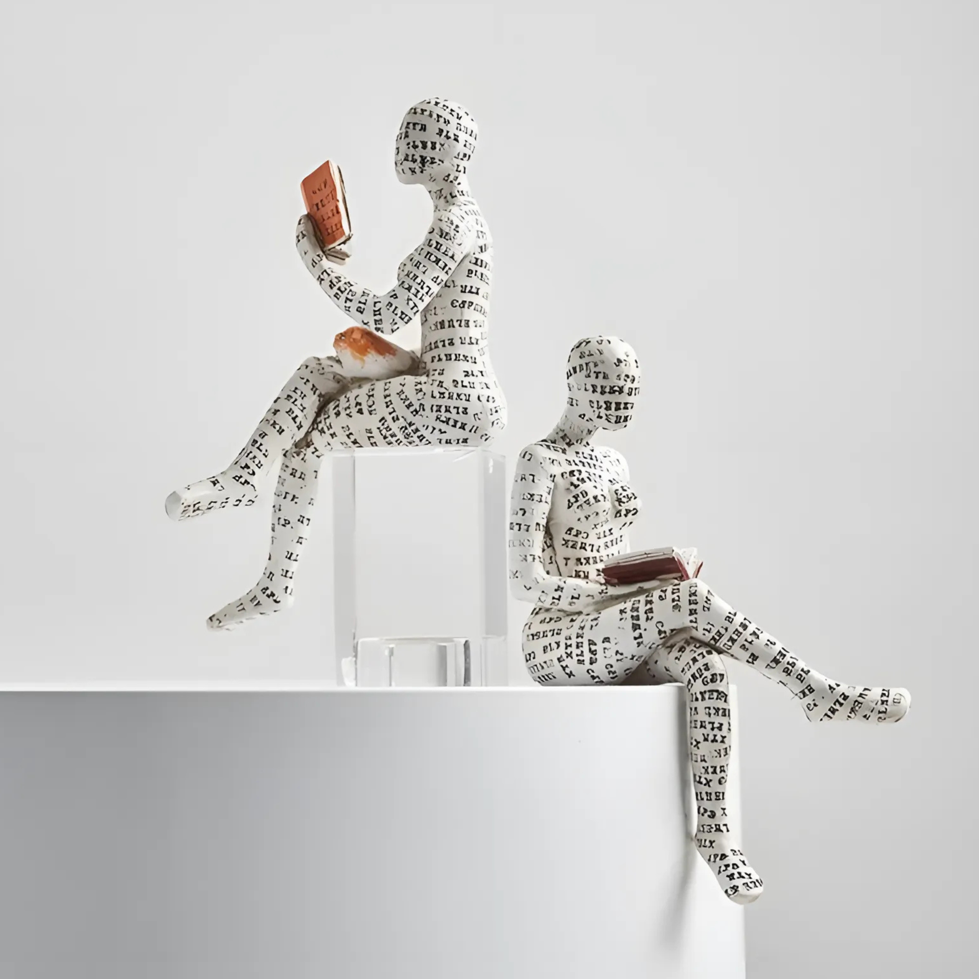 ReaderDecor Lesefigur auf Acrylsockel sitzend