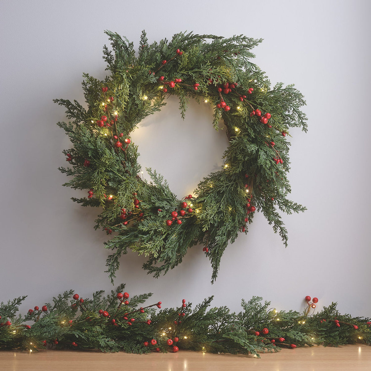 Kranz & Girlande Set mit roten Beeren beleuchtet