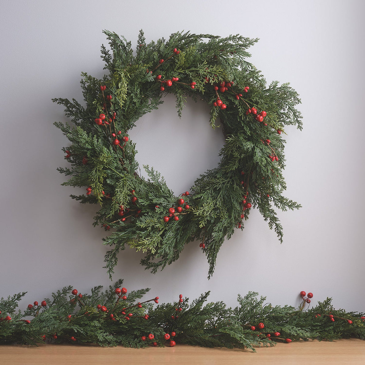 Kranz & Girlande Set mit roten Beeren beleuchtet