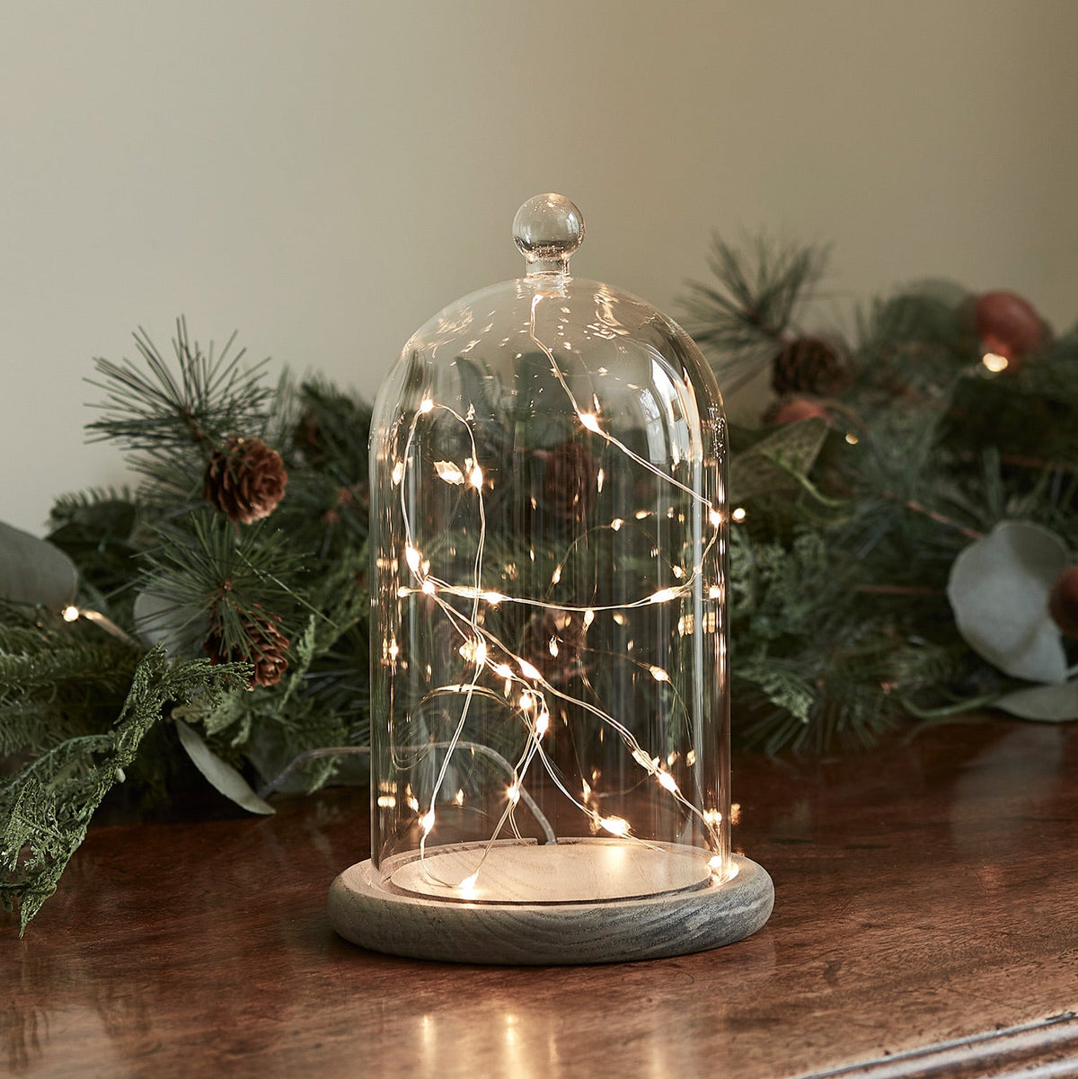 Glasglocke mit Holzteller und Micro-Lichterkette – 20,5 cm