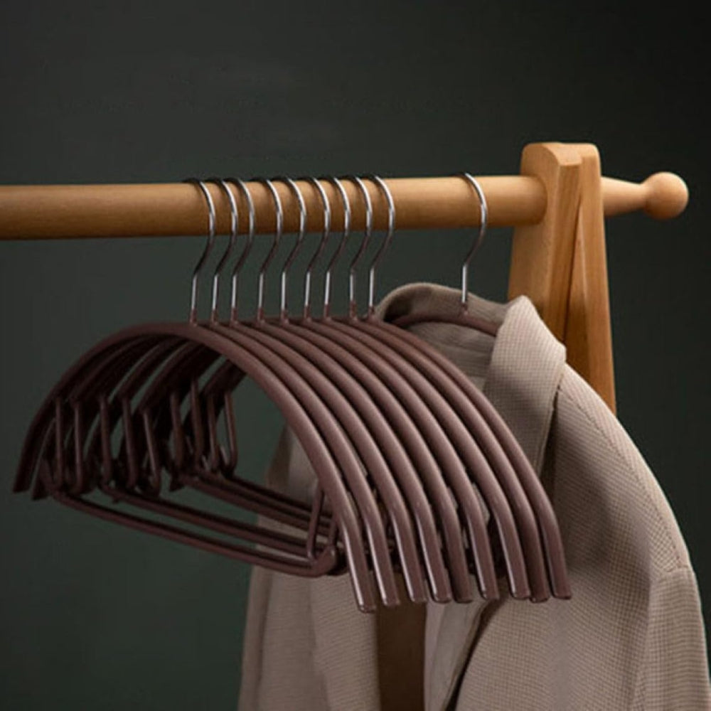 Gleide Kleiderbügel mit Samtbeschichtung an Kleiderstange, Farbe Mocha