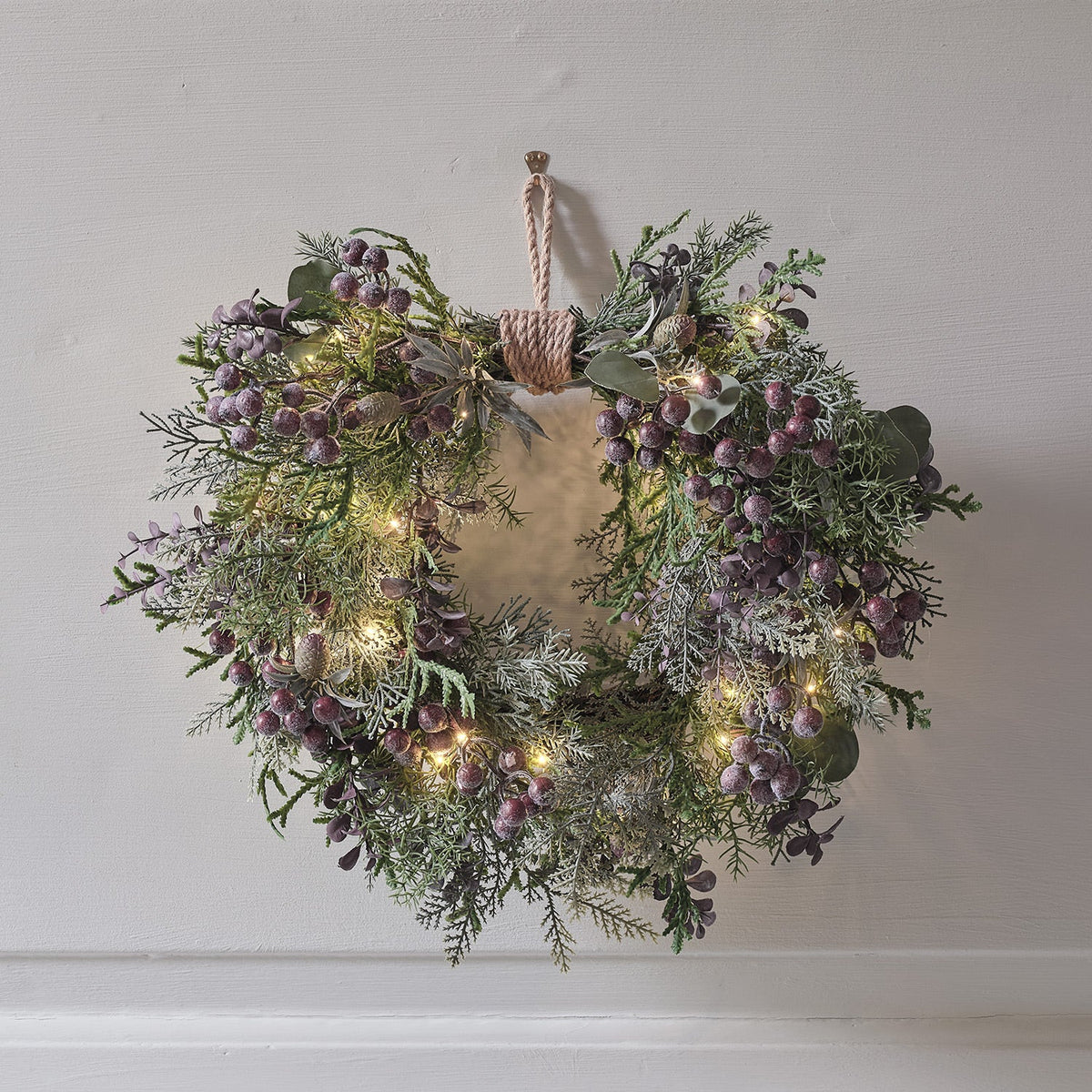 Herzkranz beleuchtet mit lila Beeren – 40 cm