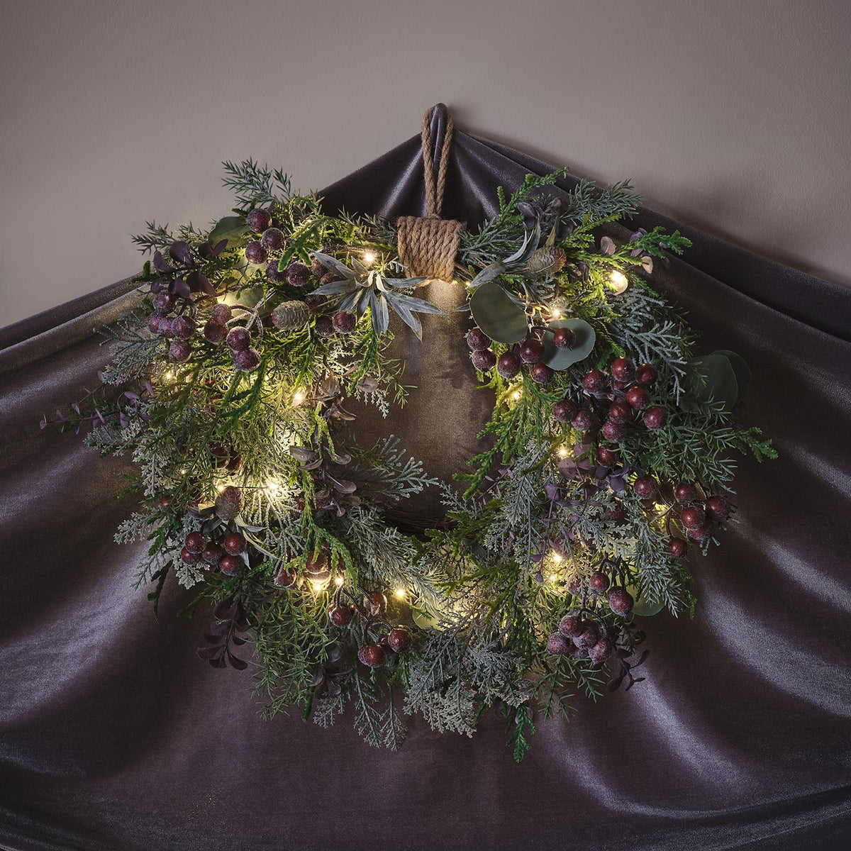 Herzkranz beleuchtet mit lila Beeren – 40 cm