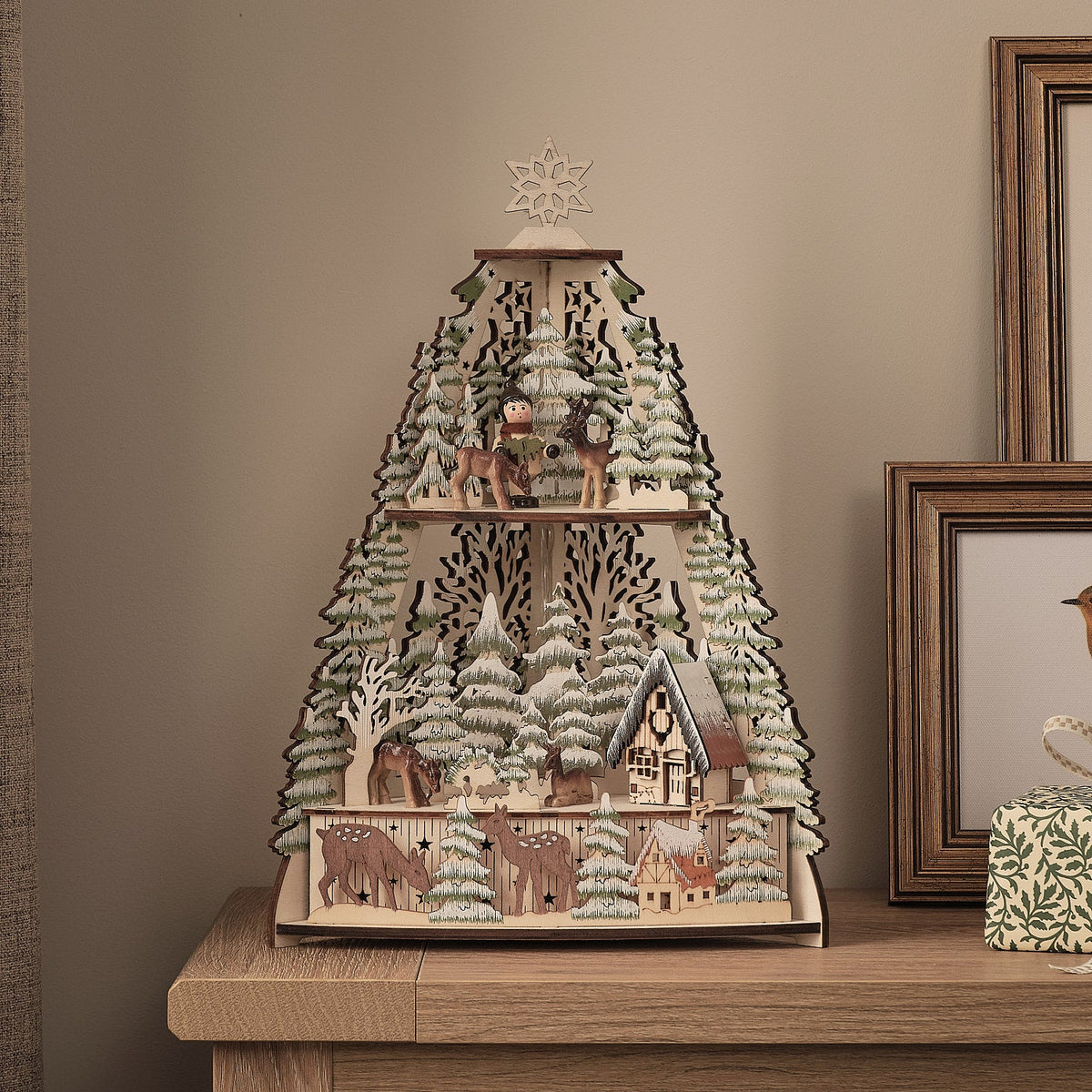 LED-Winterlandschaft aus Holz mit Blockhütte – 35 cm
