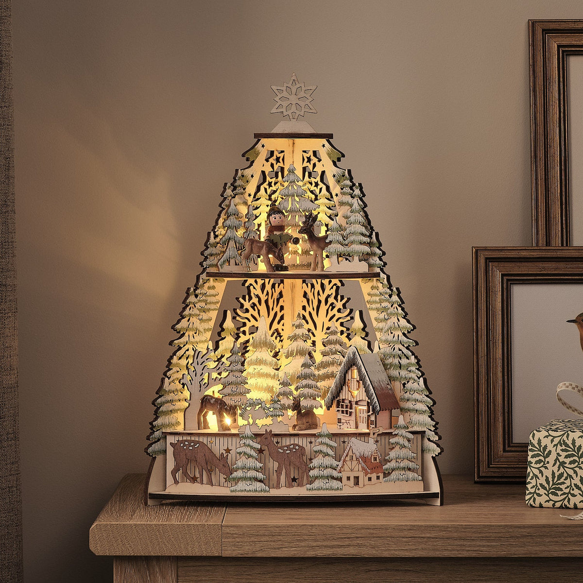 LED-Winterlandschaft aus Holz mit Blockhütte – 35 cm