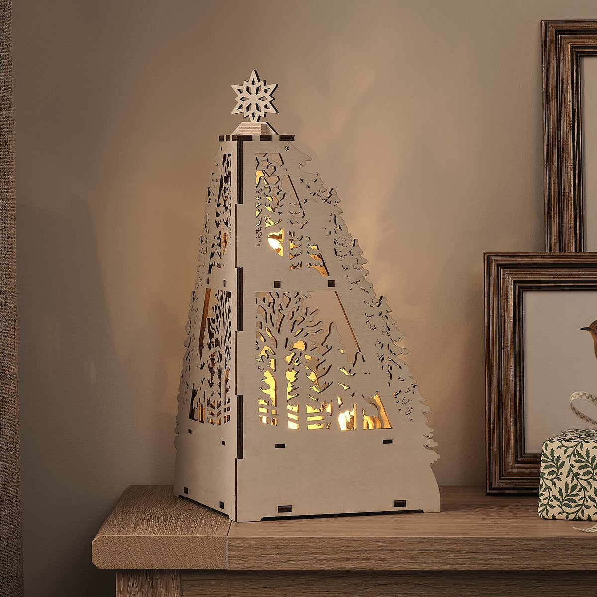 LED-Winterlandschaft aus Holz mit Blockhütte – 35 cm