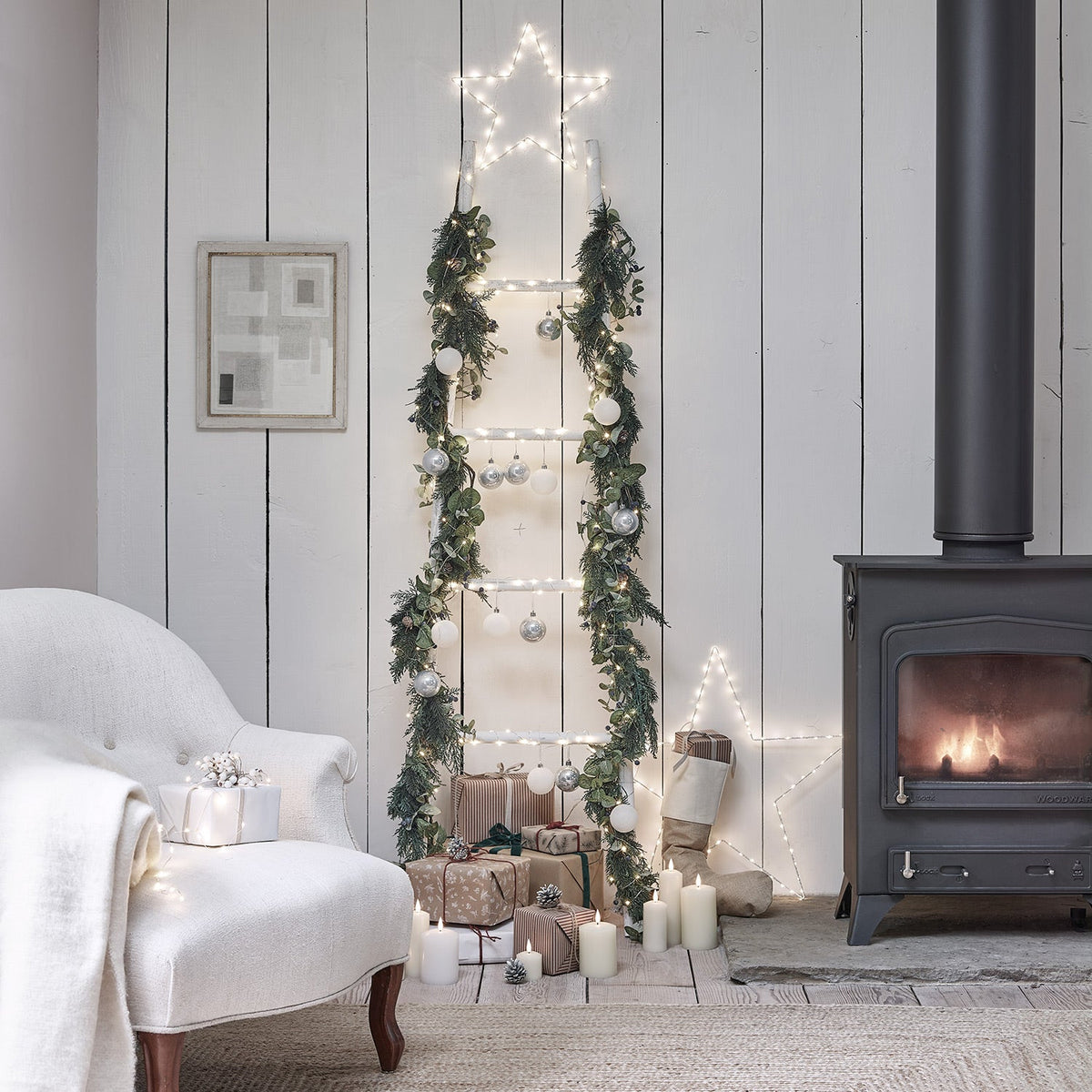 Weihnachtsgirlande mit Beeren und Tannenzapfen – LED Beleuchtung 2m