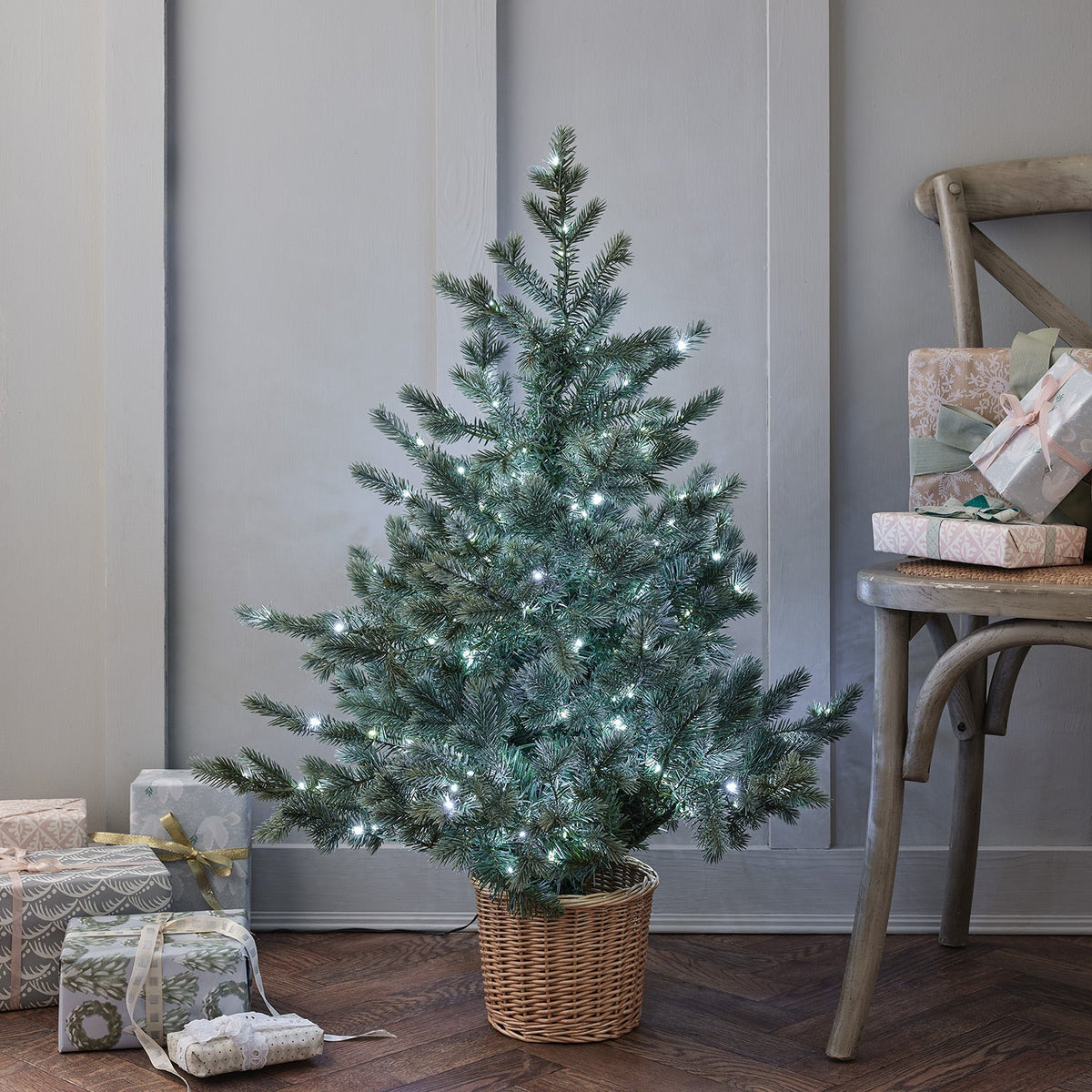 LED Weihnachtsbaum im Rattan-Korb – Bicolor 90cm